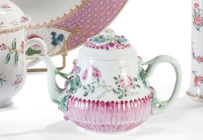 Null Théière en porcelaine et émaux de la famille rose, la base cerclée d'un déc&hellip;