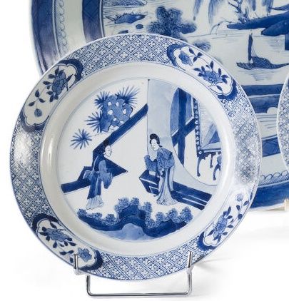 Null Blauweiß glasierter Porzellanteller mit zentralem Dekor von Hofdamen vor ei&hellip;
