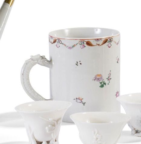 Null Tasse aus Porzellan und polychromen Emails der Familie Rosa mit Blumendekor&hellip;