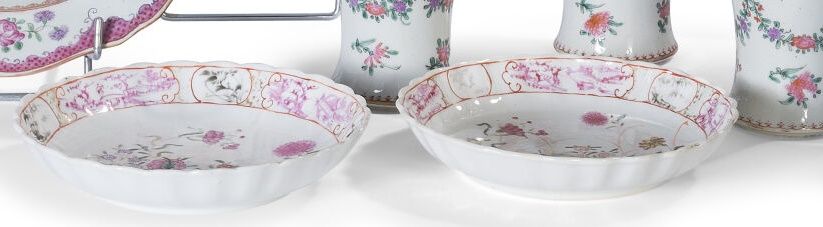 Null Pareja de pequeños platos de porcelana esmaltada Famille Rose con decoració&hellip;