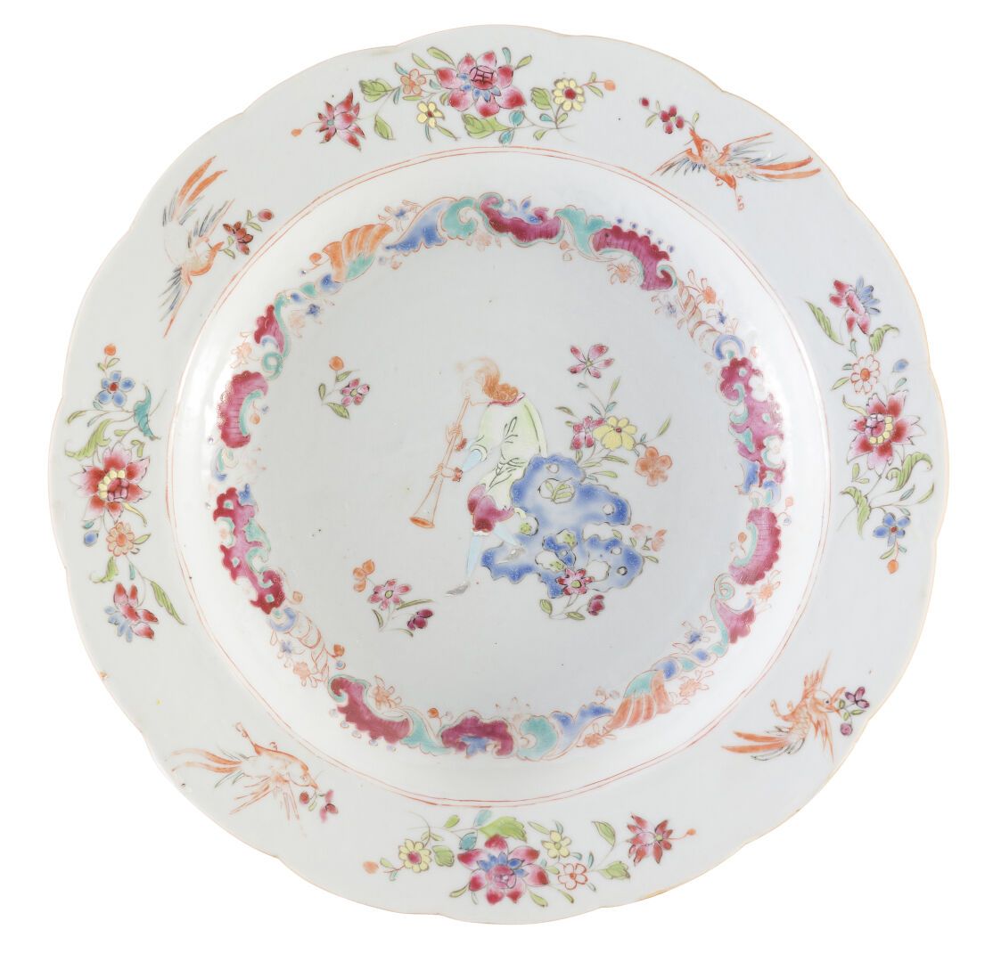 Null Assiette en porcelaine et émaux polychromes de la famille rose à décor d'un&hellip;