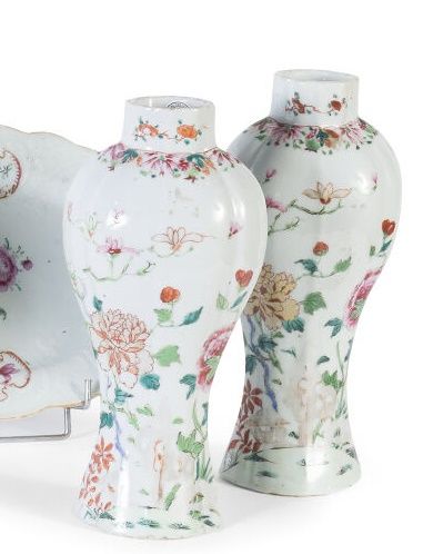 Null 一对法米勒玫瑰瓷器和多色珐琅柱形花瓶，有花卉装饰。中国，19世纪。

高度：25厘米。(穿)。