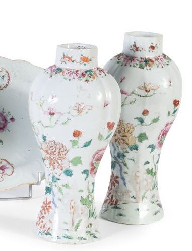 Null Deux vases balustres polylobés en porcelaine et émaux polychromes de la fam&hellip;