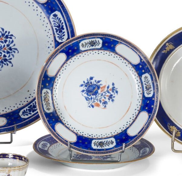 Null Pareja de platos de porcelana esmaltada en blanco y azul con reflejos coral&hellip;