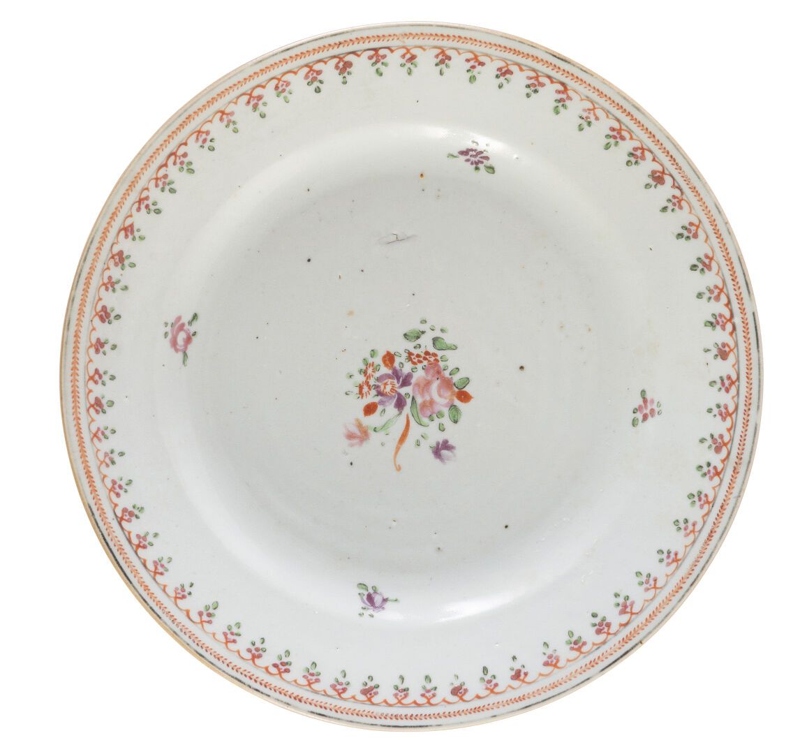 Null Set aus drei Tellern aus Porzellan und rosafarbener Familienemail mit Blume&hellip;