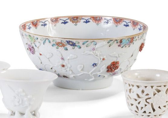 Null 瓷器和多色珐琅彩碗，边缘装饰有花环，外部有部分浮雕的花卉图案。

用于出口的中国，18世纪。

高度：19,2厘米。(裂缝)。