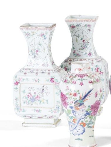 Null 一对长颈长方形截面的瓷器和Famille Rose多色珐琅彩花瓶，上面有花枝中的鸟儿的奖章装饰。中国，清朝时期，19世纪。

高度：25厘米。(缺陷和&hellip;