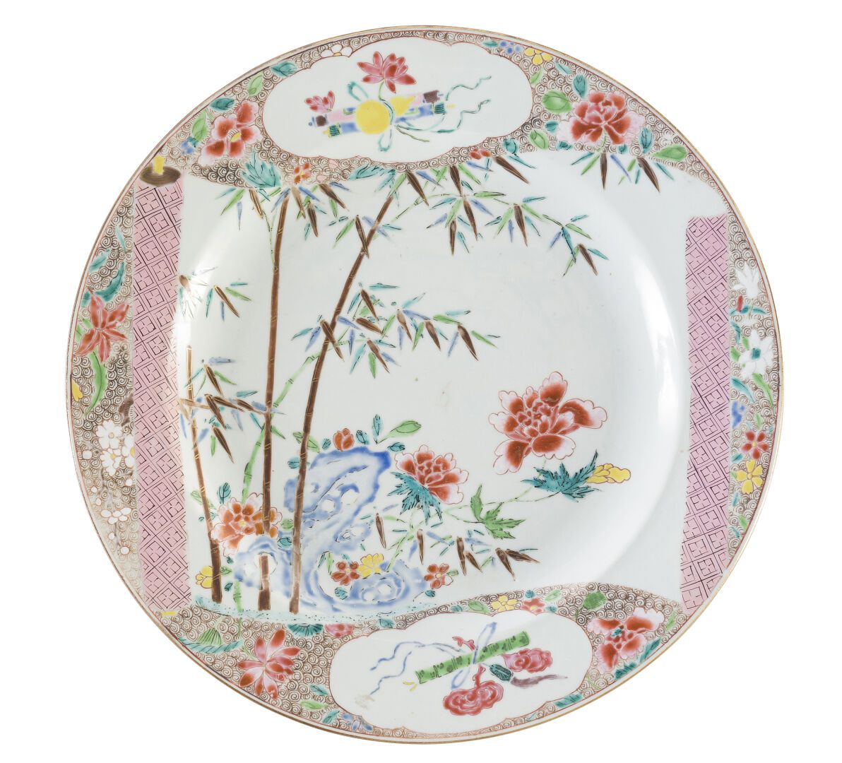 Null 一个非常漂亮的粉彩瓷盘，中央饰有竹子、岩石和花朵上的卷轴，周身饰有容纳卷轴和莲花的徽章，整个盘子以螺旋形和花朵为背景。中国，18世纪。

直径：34.&hellip;