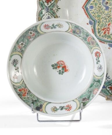 Null Bol en porcelaine et émaux polychromes de la famille verte à décor floral. &hellip;