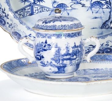 Null 中国瓷器和白蓝珐琅糖碗，装饰有湖泊山水和宝塔。中国，用于出口，18世纪。

高度：12厘米。(射击缺陷)。