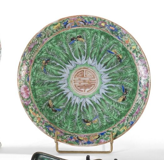 Null Assiette en porcelaine et émaux polychromes de la famille verte à décor de &hellip;