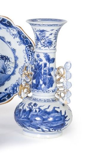 Null 威尼斯风格的青花珐琅花瓶，装饰有花和叶子，手柄细密的镂空，并有镀金装饰。用于出口的中国。康熙年间，.

高度：22厘米。(穿)。