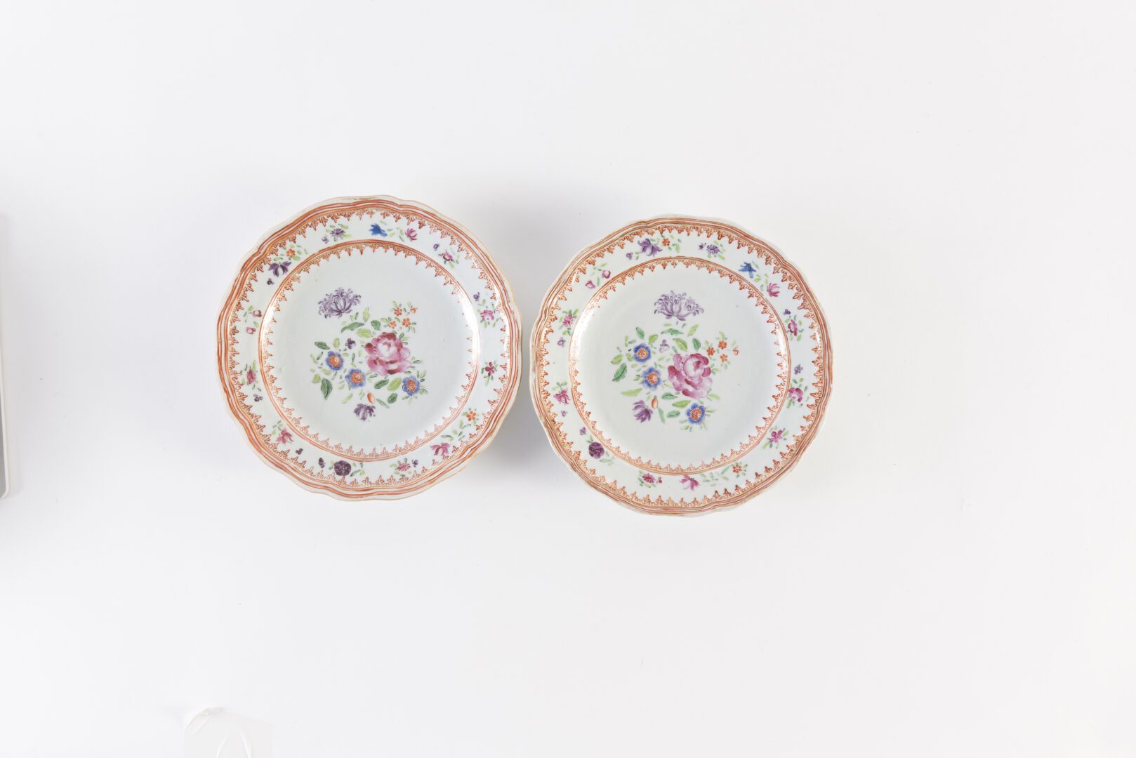 Null Ein Paar kleiner Teller aus Porzellan und rosafarbener Familienemail mit ei&hellip;