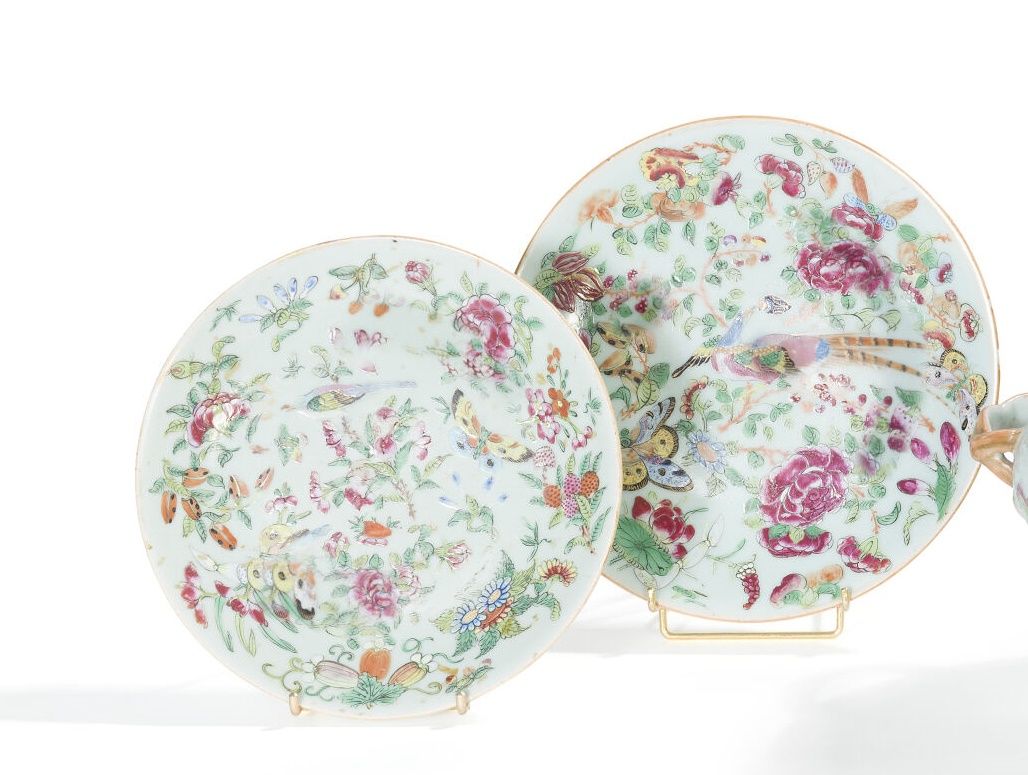 Null 一对Famille Rose瓷器和多色珐琅盘，上面装饰着鸟、蝴蝶和花。用于出口的中国，19世纪。

直径：25厘米。(薯片和头发）。