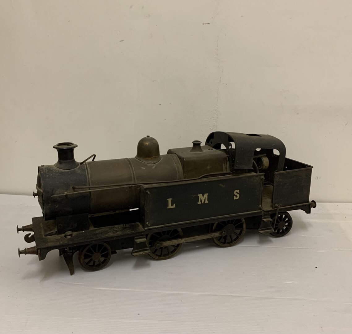 Null Englische Lokomotive LMS Typ 120 aus lackiertem Blech.

Länge: 56 cm. 

Wir&hellip;