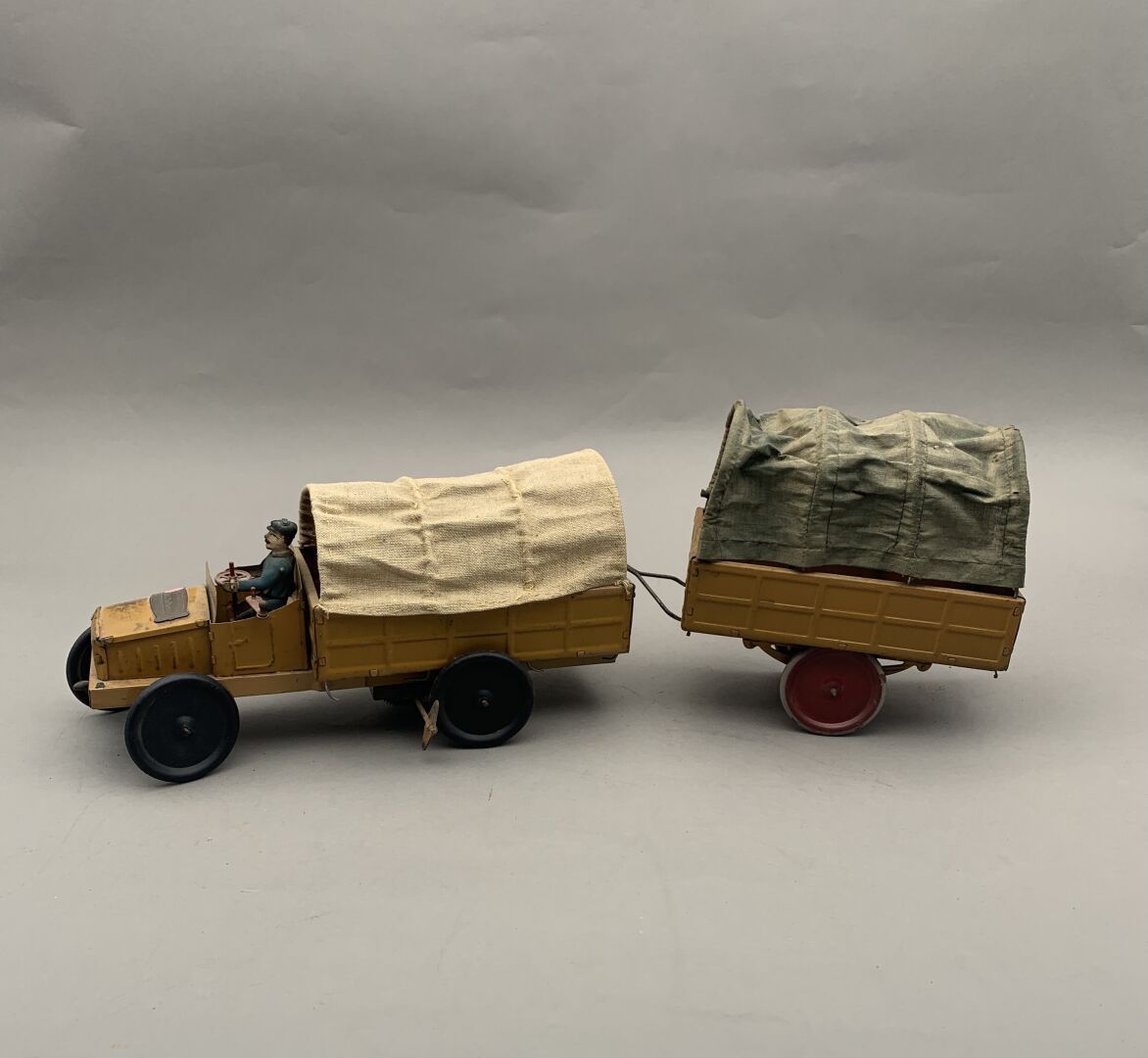 Null 黄色喷漆金属板的机械油布车，有司机和拖车。长度：42厘米。
