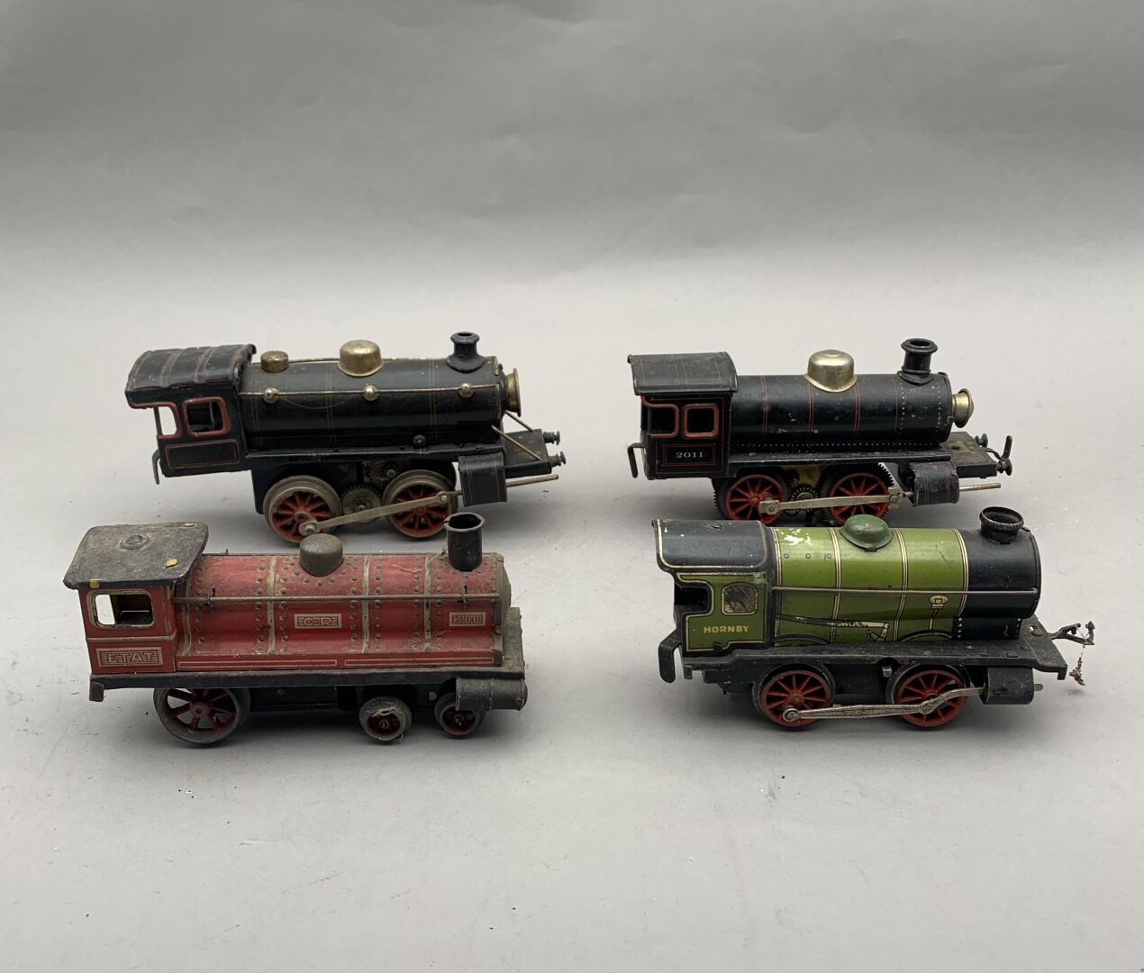 Null GBN-HORNBY-CR.四台机车，两台机械式和两台电动式，型号为020，采用油漆和石版印刷的金属板。长度：15至20厘米。(标书丢失）。