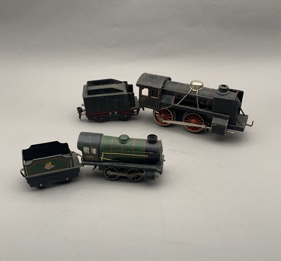 Null HORNBY-KBN comprenant: 

- Locomotive mécanique 020 verte 60985 avec tender&hellip;