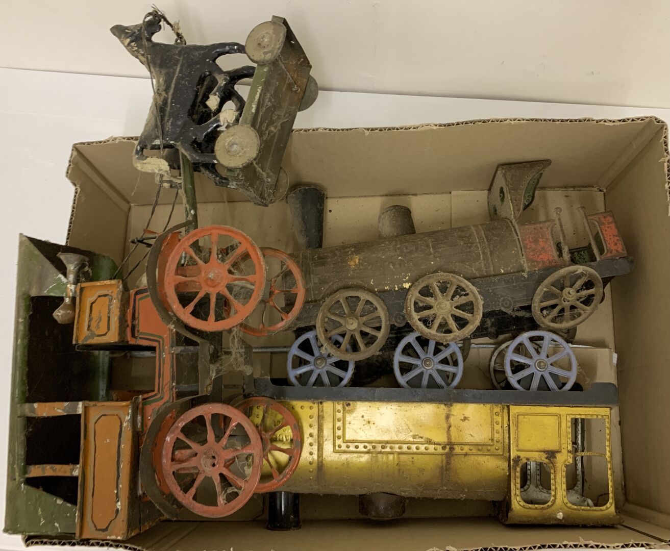 Null Spielzeug aus dem Basar 1900. Zwei Bodenlokomotiven aus bemaltem Blech und &hellip;