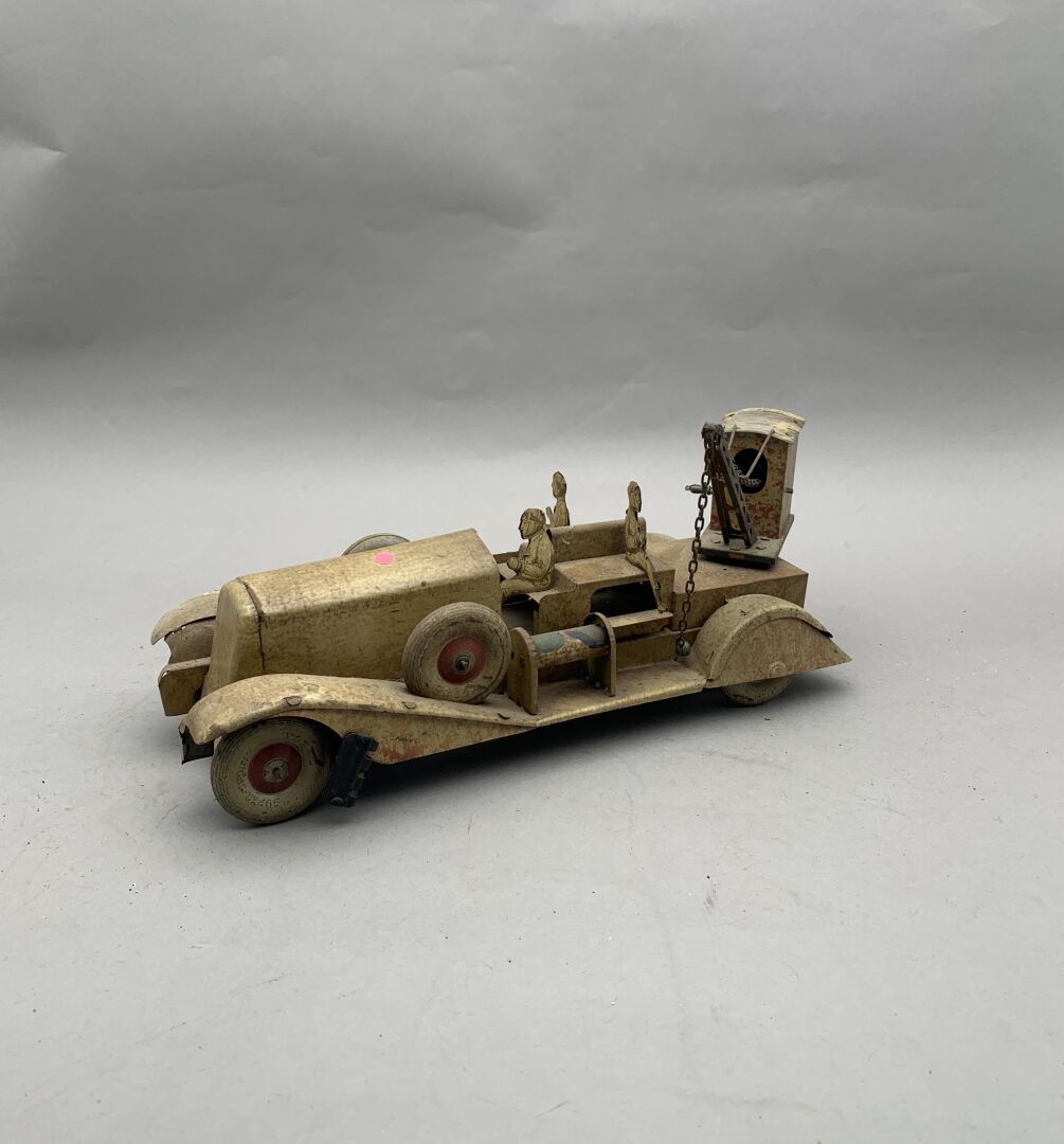 Null CR 1930/1935 que comprende: 

- Camión militar mecánico de chapa pintada de&hellip;