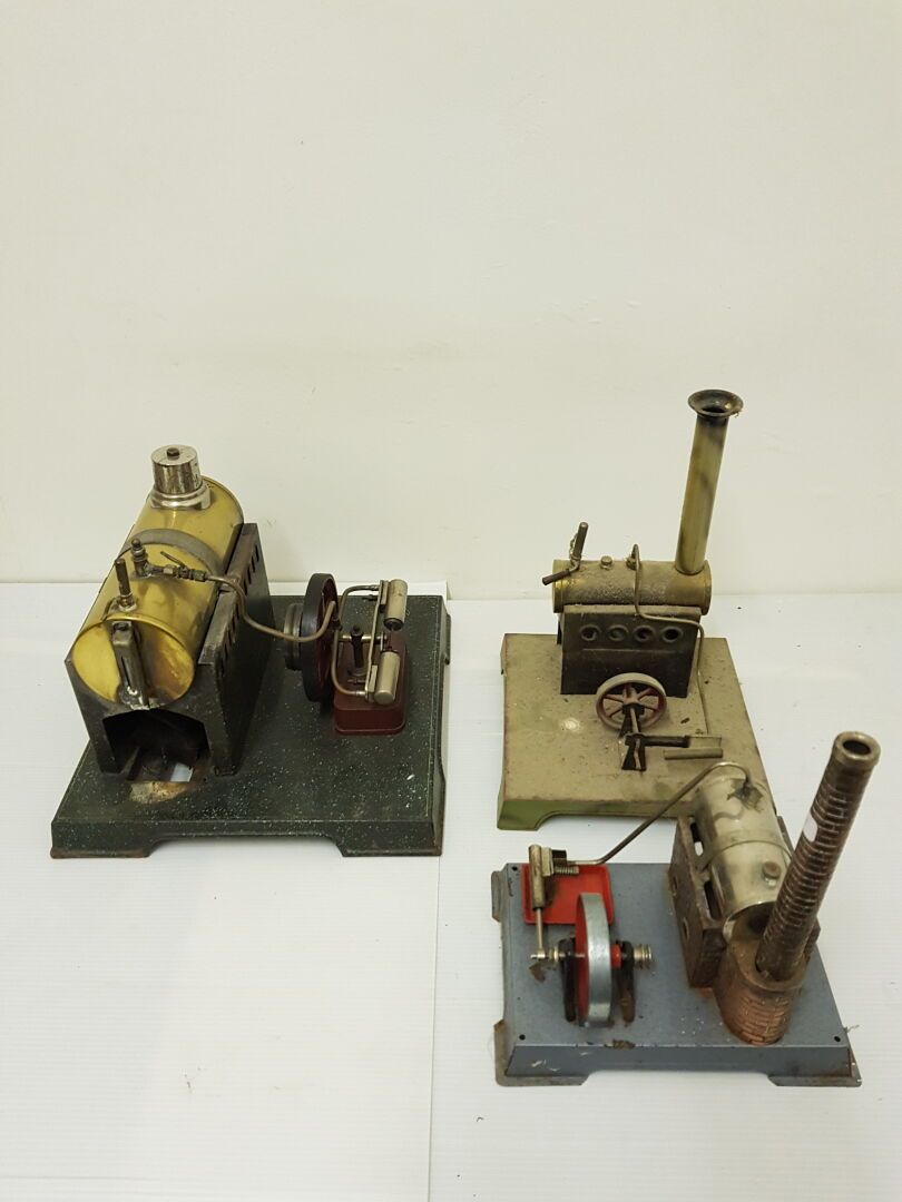 Null Tres máquinas de fábrica de vapor con depósito horizontal 1920/1930. (Desap&hellip;