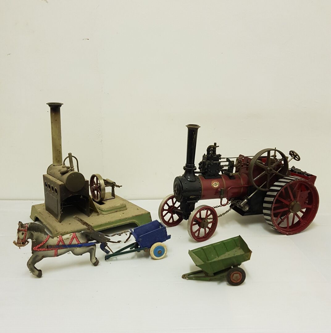 Null 活的蒸汽机车、小型蒸汽工厂、手推车、坦克和金属马。

附有很多各种玩具。真人蒸汽机车、CIJ汽车、机械卡车和拖拉机、太空飞机和赛车。