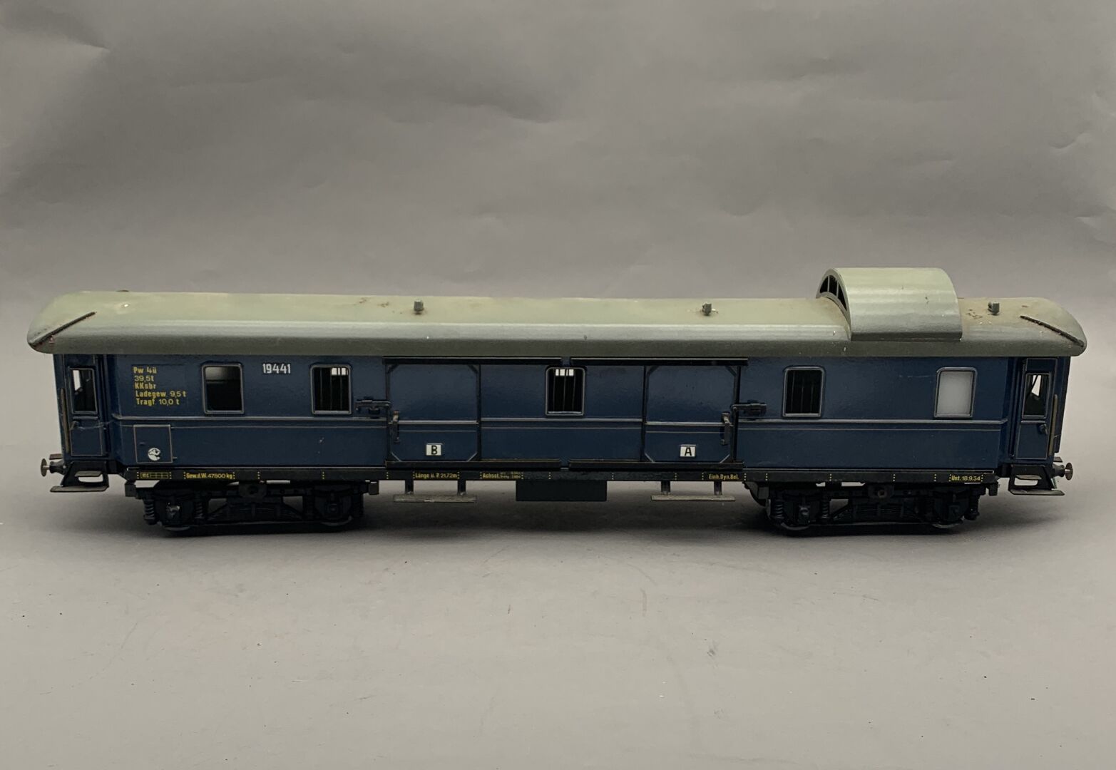 Null 瑞士WILAG公司 "1"。一套两辆绿色和蓝色的金属板行李车，编号为19441，带有转向架。长度：57厘米。(其中一个缺少两根轴）。