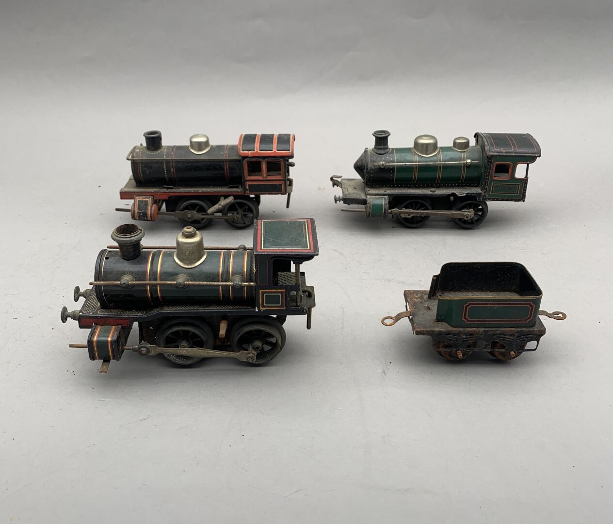 Null G.CARETTE，BING和各种 "0" 1915/1920。三台020机械机车的石印金属板。(缺少两份标书）。