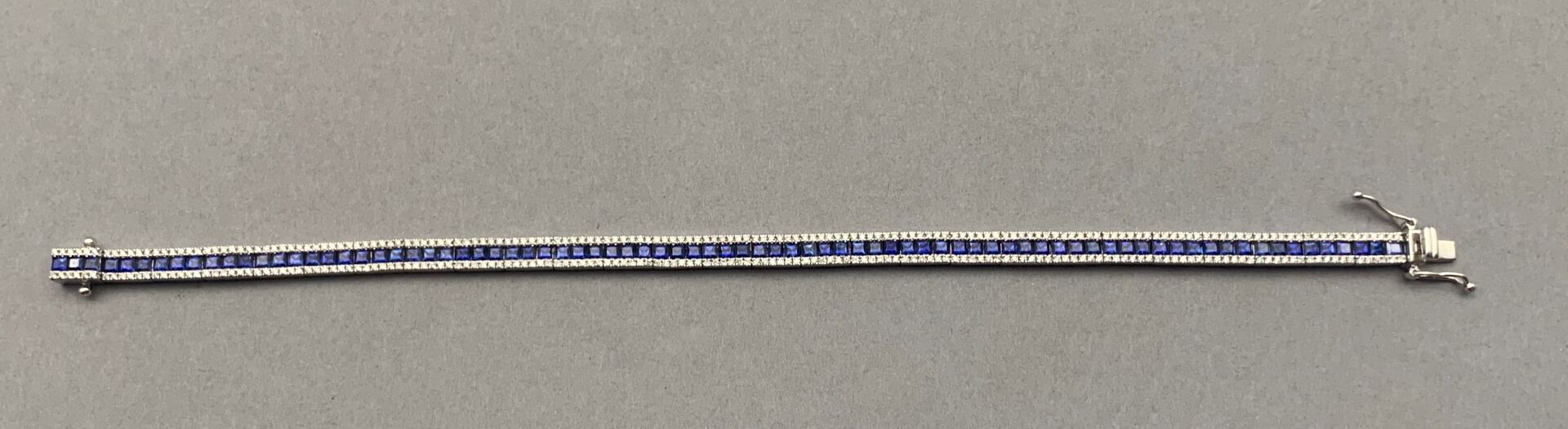 Null Bracelet ligne articulé en or gris 18K (750 °/°°) serti d'une ligne de saph&hellip;