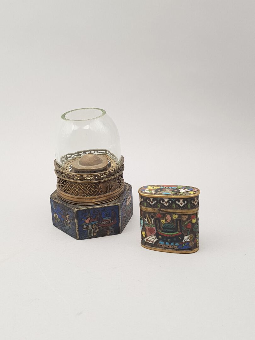 Null Lot comprenant :

- Une lampe à l'opium en émaux cloisonnés à décor de vase&hellip;