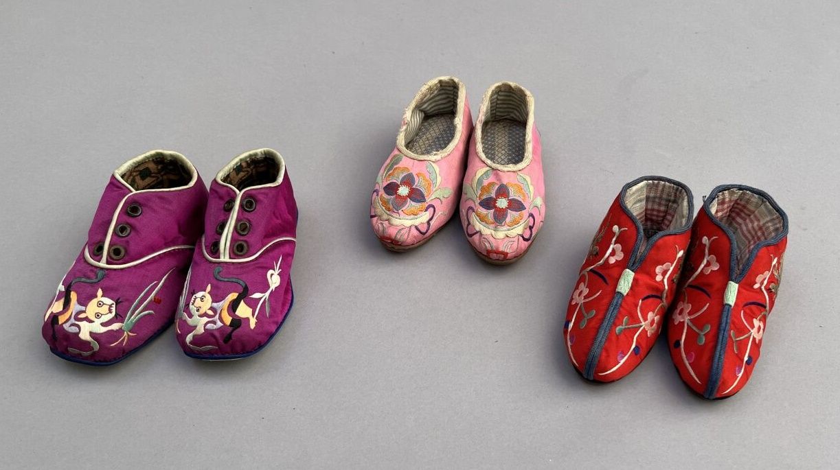 Null Lot de 3 paires de chaussures d'enfant en soie. Décor rouge, violet et rose&hellip;