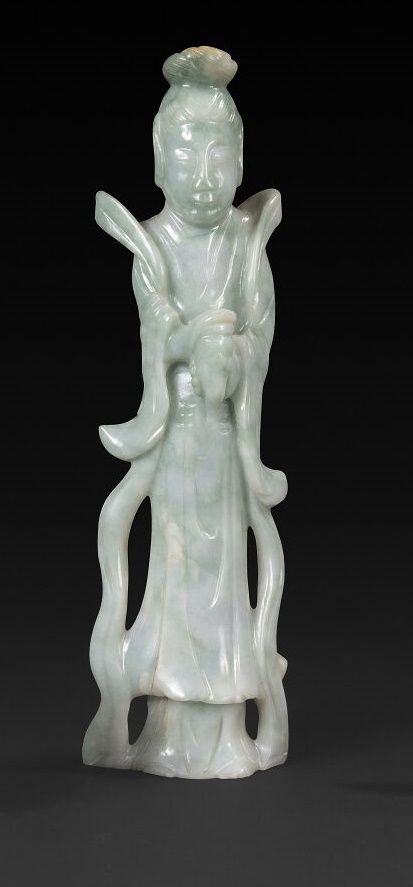 Null Lot comprenant :

- Un sujet en jade blanc infusé de vert sculpté figurant &hellip;