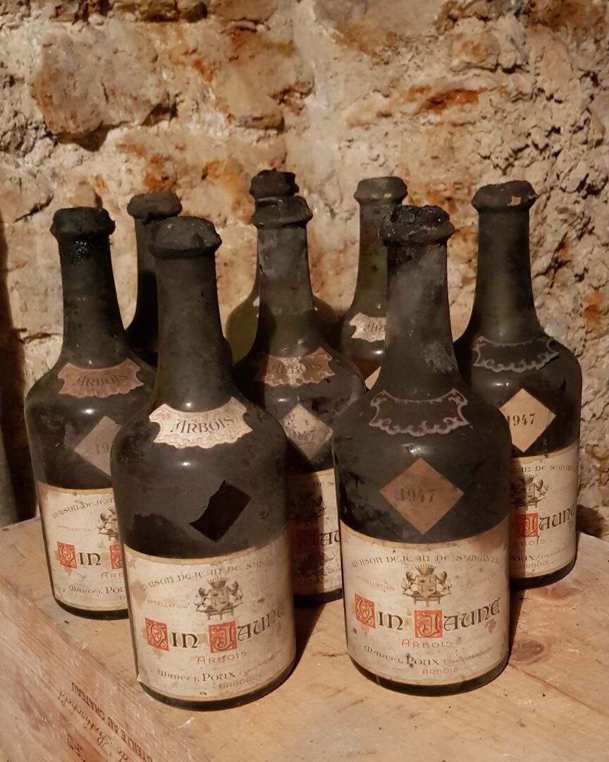 Null Arbois, Vin jaune, Marcel Poux, 1947.

8 bouteilles.

Niveau à l'épaule, de&hellip;