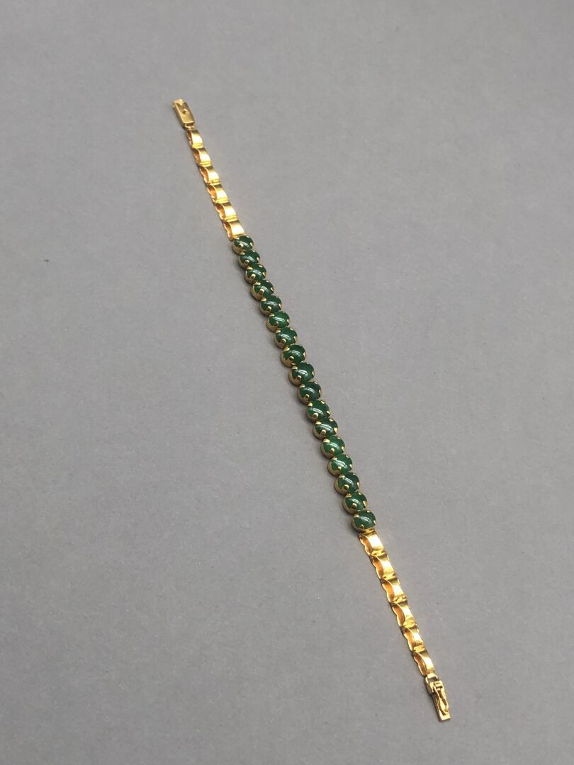 Null Bracelet en or jaune 14K (585 °/°°) centré de cabochons de jade jadéite ova&hellip;
