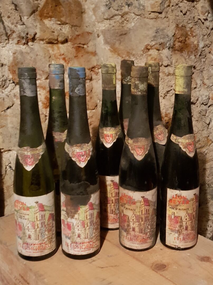 Null Lot comprenant :

- Alsace, Léon Beyer Pfersigberg, 1961.

5 bouteilles.

U&hellip;