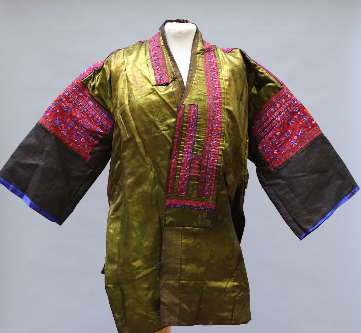 Null Lot de trois vêtements ethniques comprenant :

- Une veste "Miao" en coton &hellip;