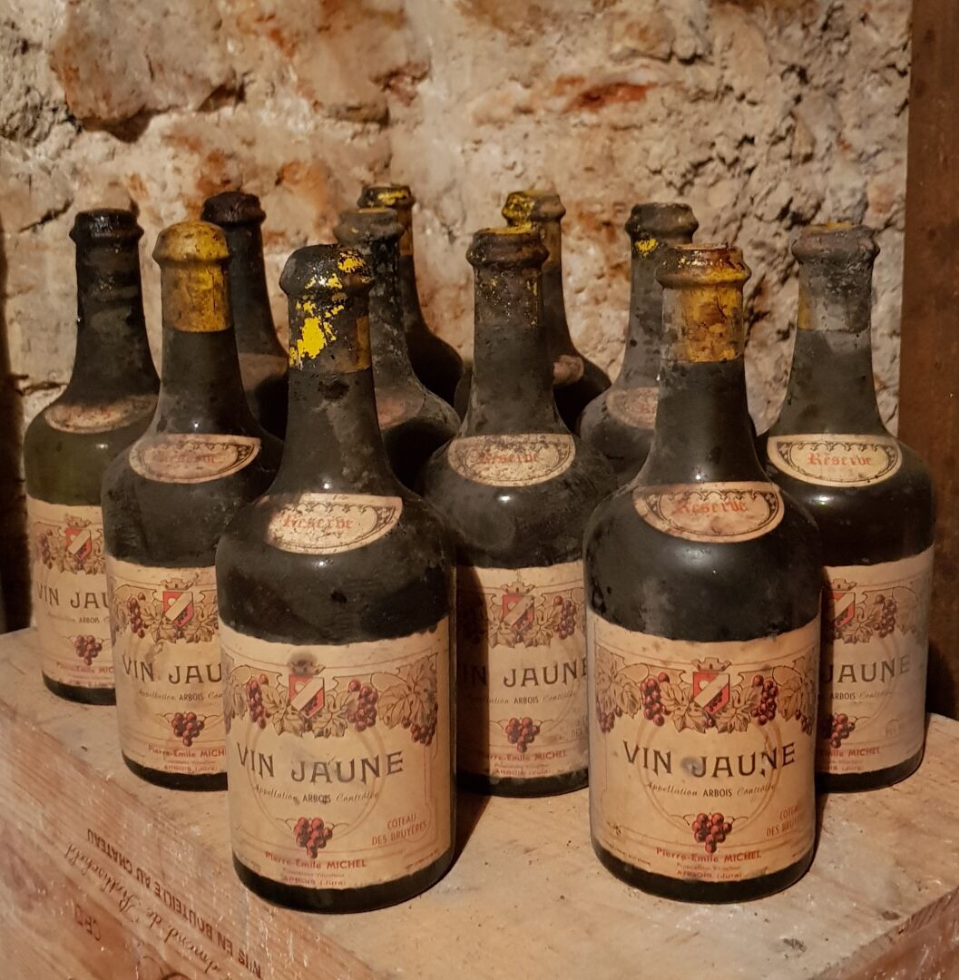 Null Lot comprenant : 

- Arbois, Vin jaune de réserve, Coteau des Bruyères, Pie&hellip;
