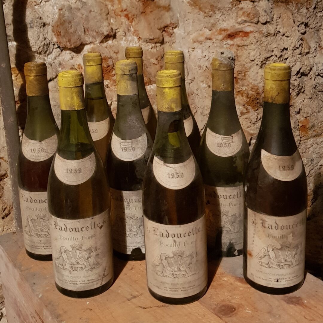 Null Lot comprenant :

- Pouilly, Château du Nozet, 1959. 

11 bouteilles.

Nive&hellip;