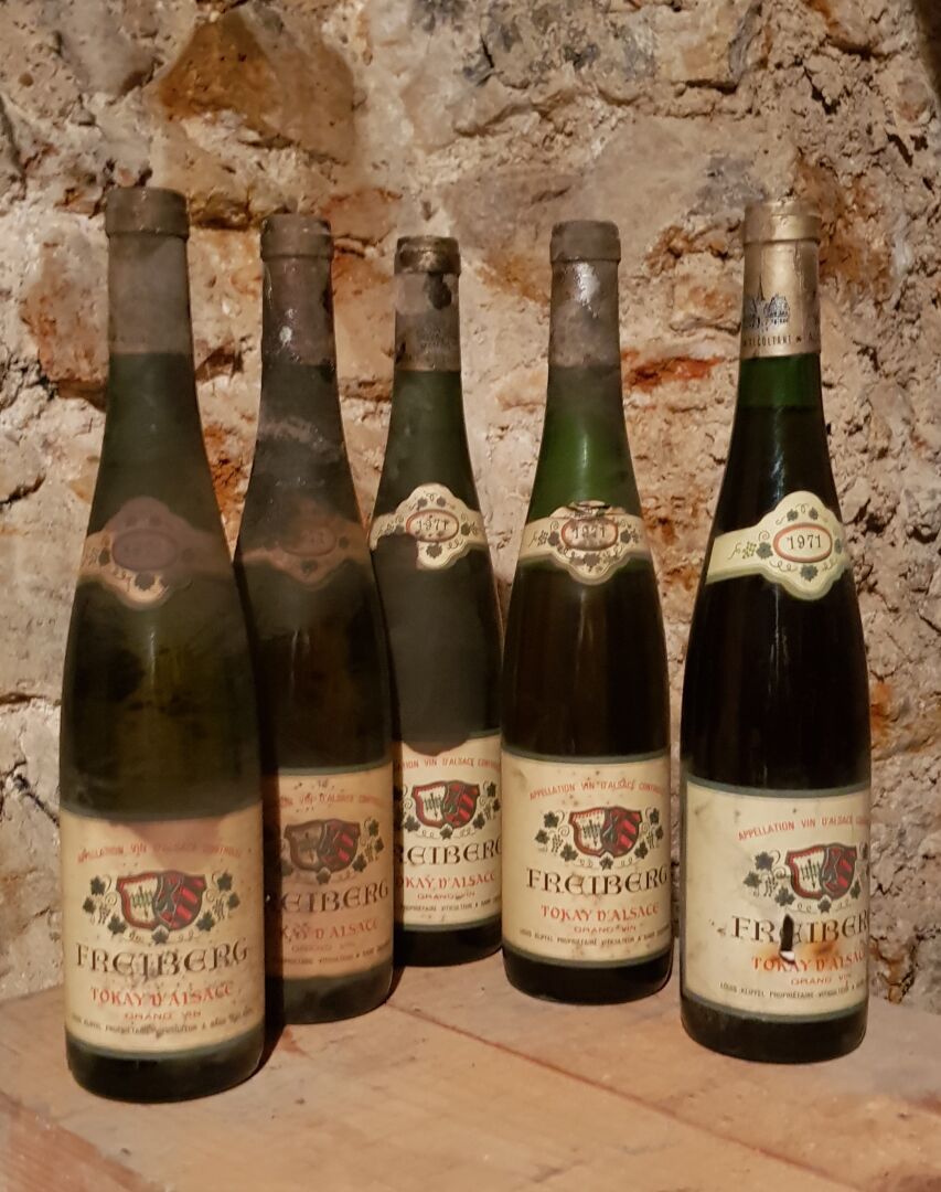 Null Lot comprenant : 

- Alsace, Tokay blanc, Freiberg Klipfel, 1971.

5 boutei&hellip;