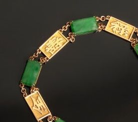 Null 18K(750°/°)金手镯，长方形的玉石和金板交替装饰着表意文字。安全链。

毛重 : 18,8 g