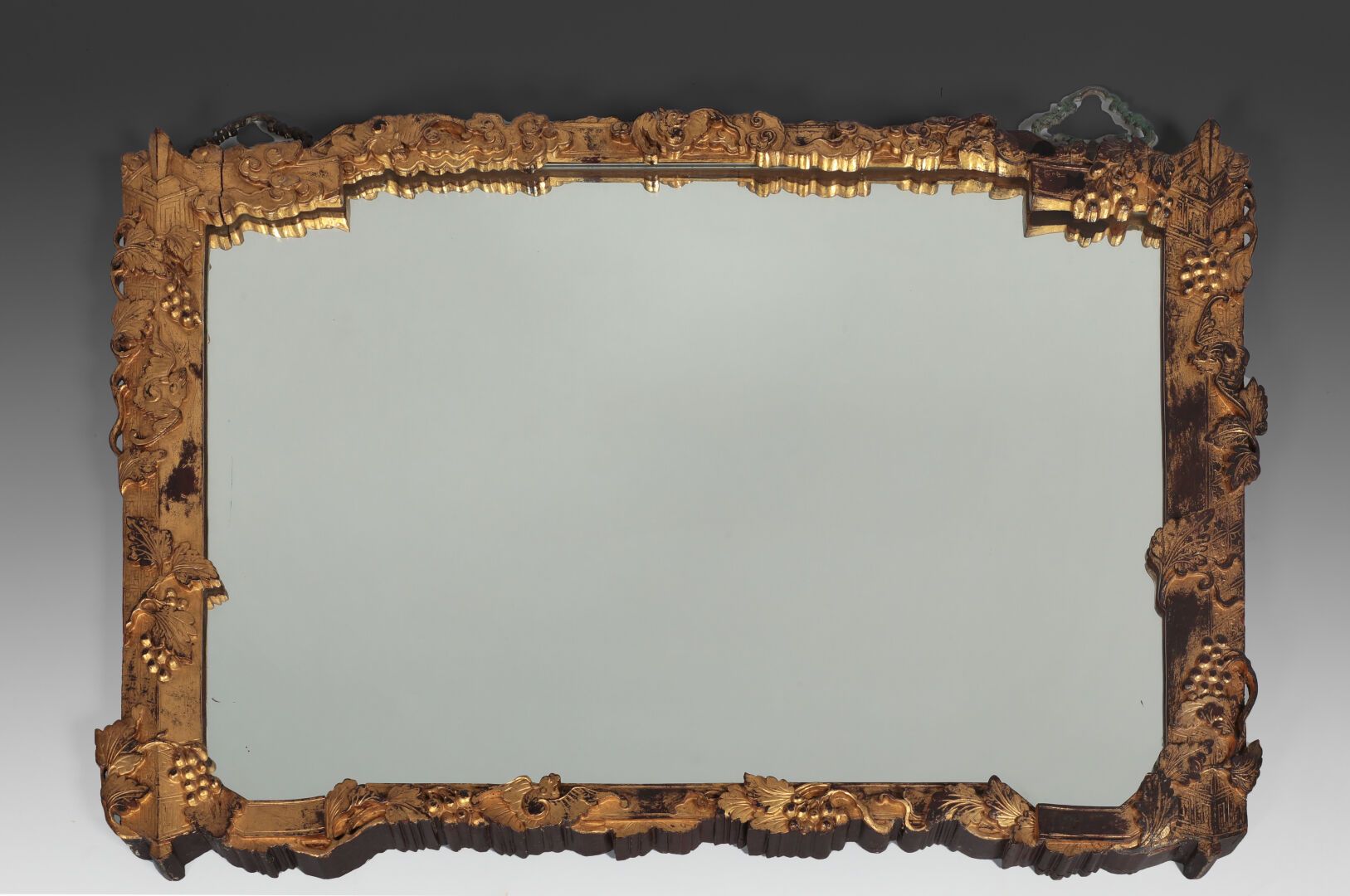 Null Corte de Annam, mediados del siglo XIX. Marco de madera tallada y dorada co&hellip;