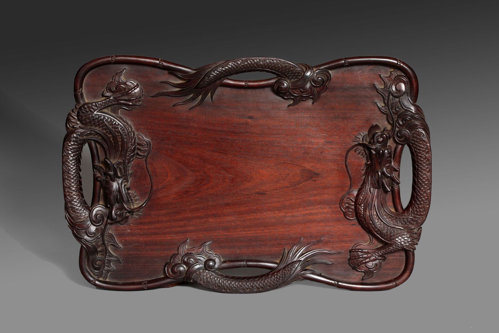 Null Bandeja rectangular de madera exótica ricamente tallada con dragones. 

Dim&hellip;