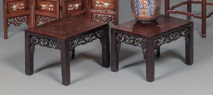 Null 一对异国情调的木制小长凳，在腰部雕刻有传神的图案。

20世纪初，在惠州地区的品味工作。

长度：42.5厘米。宽度：32厘米。高度：28厘米（缺失）&hellip;