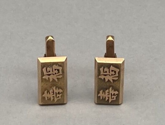 Null Pair of cufflinks in 18 K gold (750 °/°°) decorated with ideograms on an am&hellip;