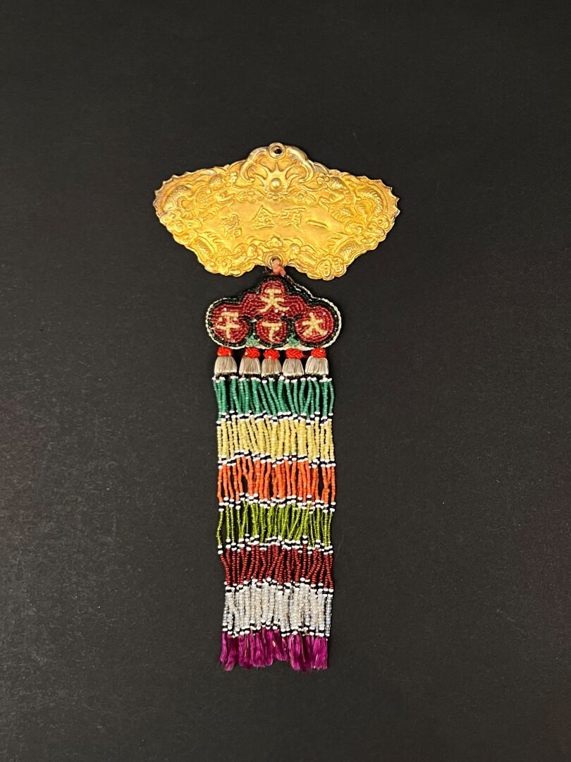 Null 
1889

清泰陛下在位期间（1889-1907）。 

Kim Khanh, 一等奖章的形式是一个仪式锣，由两个镀金的925°/°银板组成，上面装&hellip;