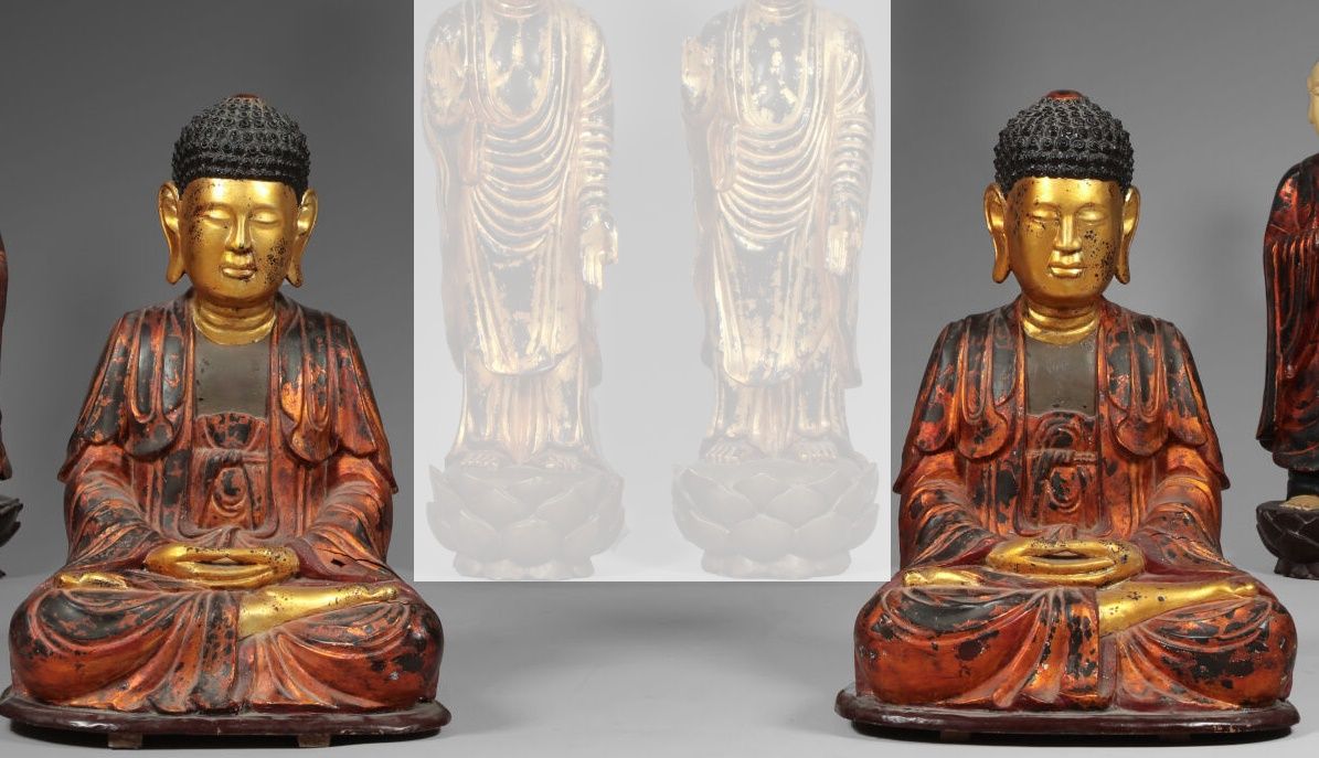 Null Due Buddha in legno laccato rosso e oro. 

Seduti in Padmasana, mani in Dhy&hellip;