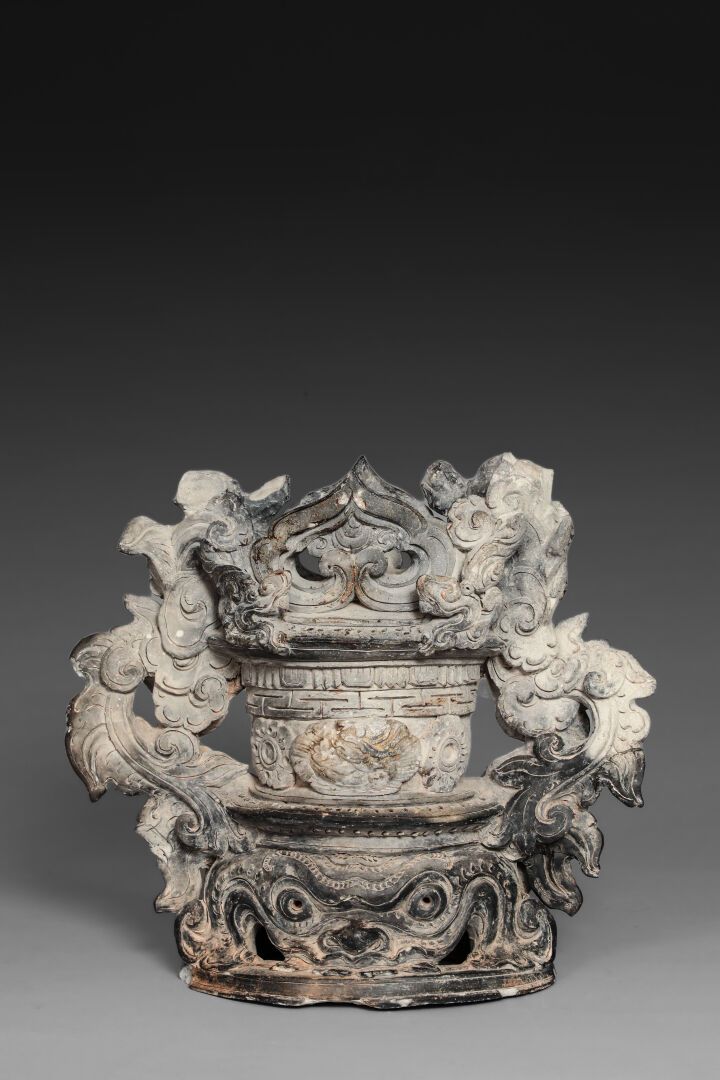 Null 灰色陶瓷香炉，两个手柄上刻有龙追逐圣珠的图案。中间装饰有一只凤凰，底座上有饕餮面具。

越南，20世纪。

高度：38.5厘米。

(损坏、修复和丢失&hellip;