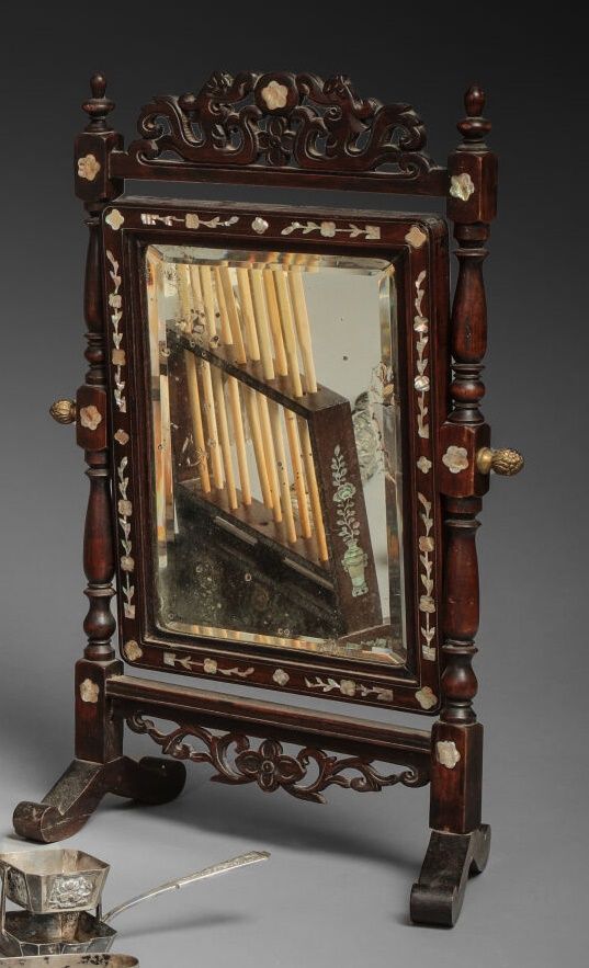 Null Psyche-Spiegel aus exotischem Holz mit reichen Perlmutt-Intarsien. Indochin&hellip;