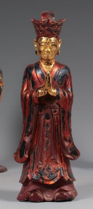 Null Sculpture en bois laqué or et rouge représentant un moine taoïste debout et&hellip;