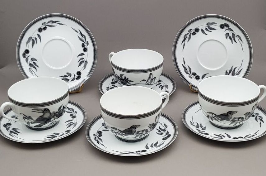Null HERMÈS

地段包括。

- Toucans "模型

四个瓷制茶杯和五个茶碟。灰色和黑色浮雕装饰。签名。

杯子的高度：7.9厘米。直径12.1&hellip;